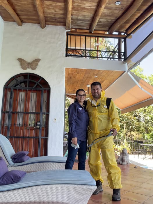 Cristhopher y su esposa en un servicio de fumigacion